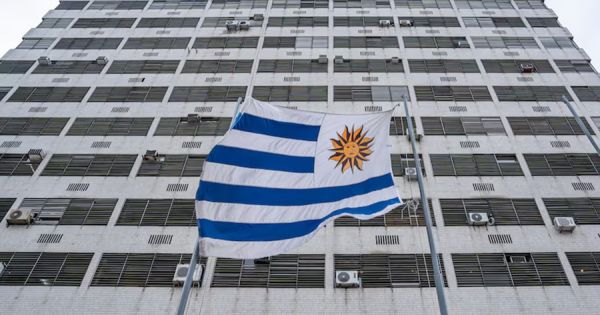 Uruguay Central Bank accelerates easing, cuts key rate to 6.5% as dollar hits lows